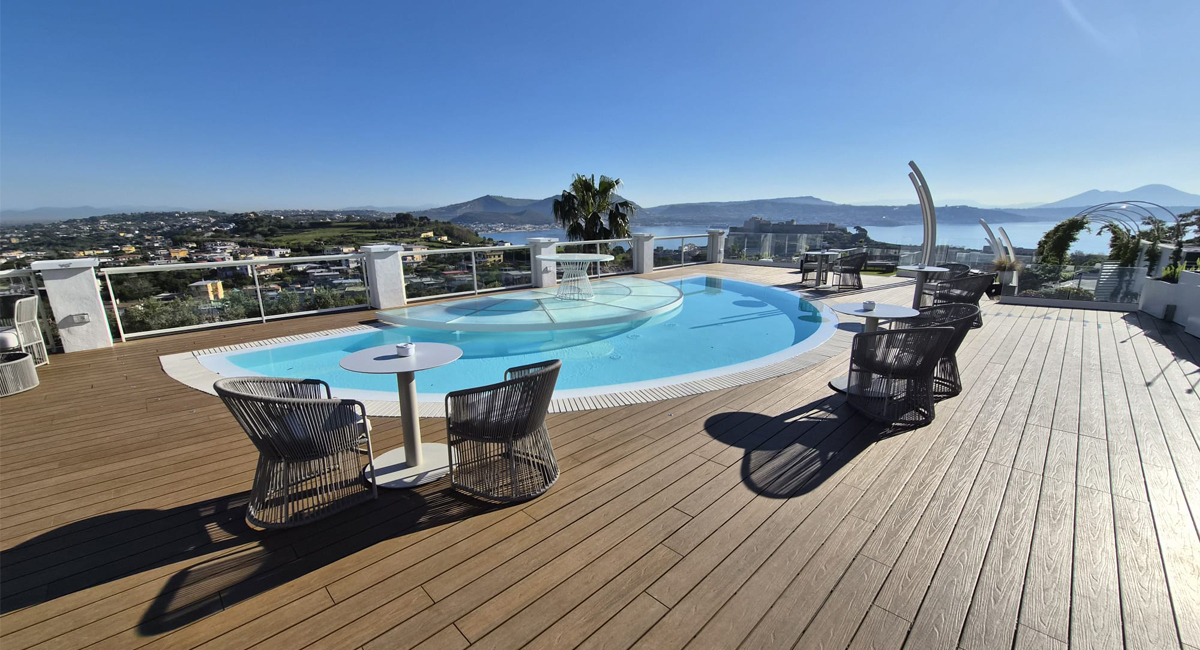 Präzision und Panorama: ein erhöhter Poolrand in den Phlegräischen Feldern